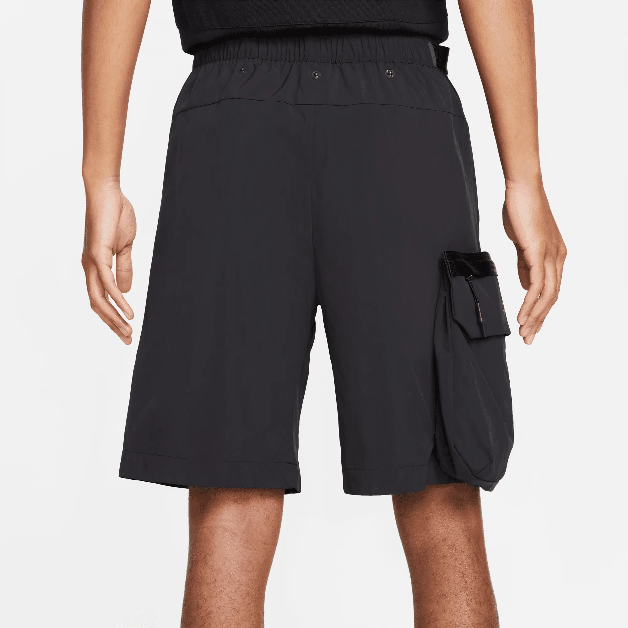 NIKE SW TECH PACK CARGO SHORTS (BLACK)